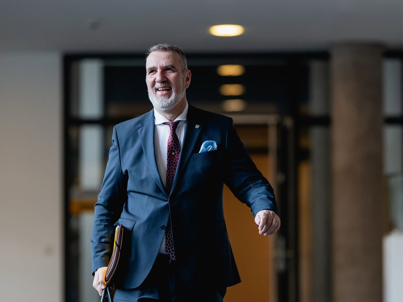 Thüringens Bauminister Steffen Schütz (BSW) sieht großes Potenzial im Holzbau. (Archivbild) / Foto: Jacob Schröter/dpa