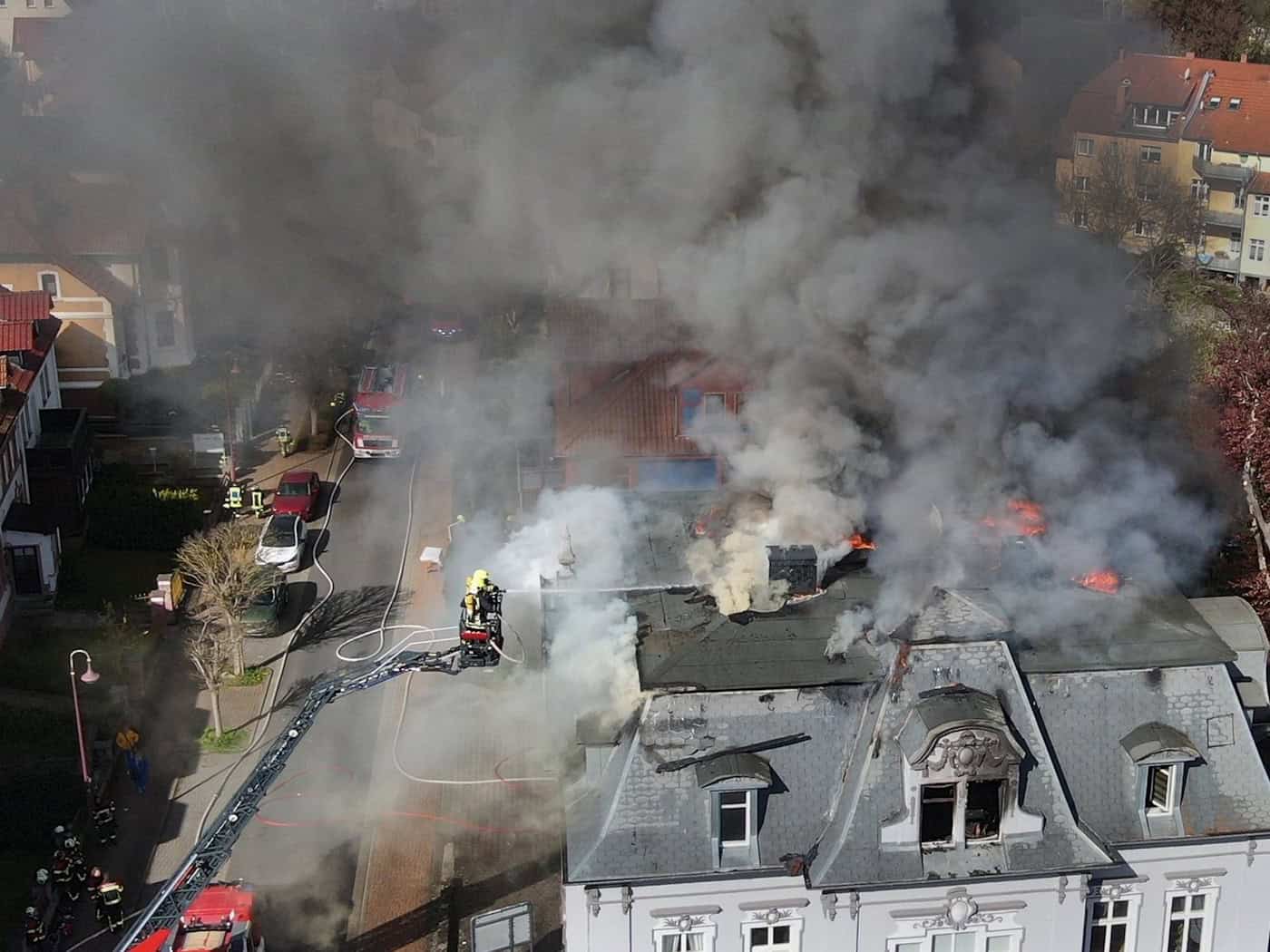 Mindestens zwei Millionen Euro Sachschaden sind die Folge eines Wohnhausbrandes in Sondershausen. (Archivbild) / Foto: Silvio Dietzel/dpa-Zentralbild/dpa