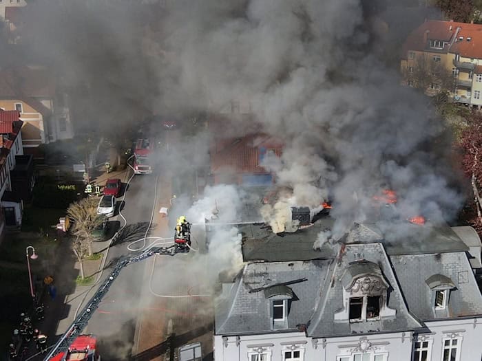 Mindestens zwei Millionen Euro Sachschaden sind die Folge eines Wohnhausbrandes in Sondershausen. (Archivbild) / Foto: Silvio Dietzel/dpa-Zentralbild/dpa