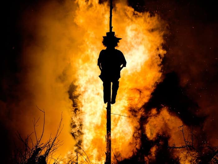 In der Walpurgisnacht werden vielerorts wieder sogenannte Hexenfeuer entzündet. (Archivbild) / Foto: Arno Burgi/dpa