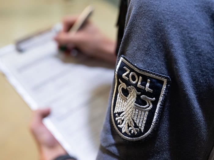 Hunderte E-Zigaretten bei Razzia beschlagnahmt