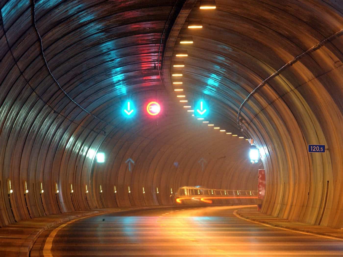 Auf der A71 werden in Thüringen mehrere Tunnel für Wartungsarbeiten gesperrt. (Symbolbild) / Foto: Martin Schutt/Zentralbild/dpa