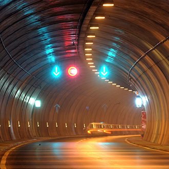 Auf der A71 werden in Thüringen mehrere Tunnel für Wartungsarbeiten gesperrt. (Symbolbild) / Foto: Martin Schutt/Zentralbild/dpa