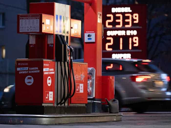 Unter anderem die Spritpreise sind im März deutlich gestiegen. (Archivbild) / Foto: Sebastian Kahnert/dpa