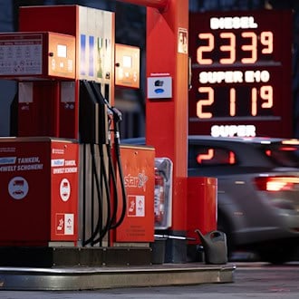 Unter anderem die Spritpreise sind im März deutlich gestiegen. (Archivbild) / Foto: Sebastian Kahnert/dpa