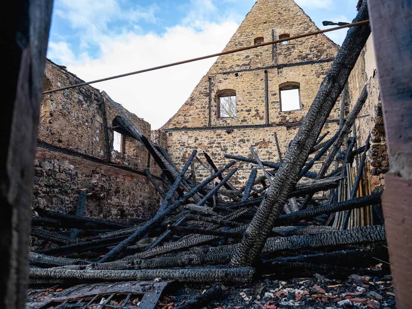 Nach dem Brand auf der Runneburg standen von einem alten Küchenbau nur noch die Außenmauern. (Archivbild) / Foto: Jacob Schröter/dpa