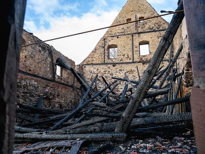 Nach dem Brand auf der Runneburg standen von einem alten Küchenbau nur noch die Außenmauern. (Archivbild) / Foto: Jacob Schröter/dpa