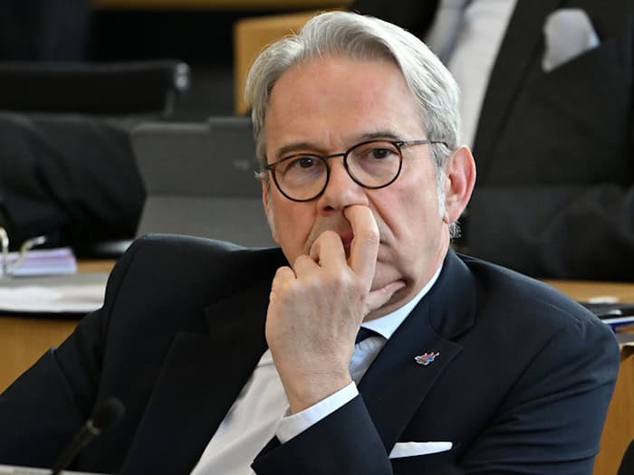 Thüringens Innenminister Georg Maier (SPD) sieht eine Abschaffung der Prämie für Gemeindefusionen skeptisch. (Archivbild) / Foto: Martin Schutt/dpa
