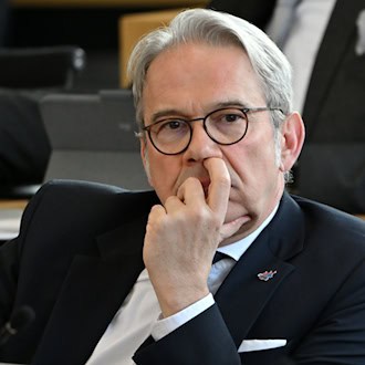 Thüringens Innenminister Georg Maier (SPD) sieht eine Abschaffung der Prämie für Gemeindefusionen skeptisch. (Archivbild) / Foto: Martin Schutt/dpa