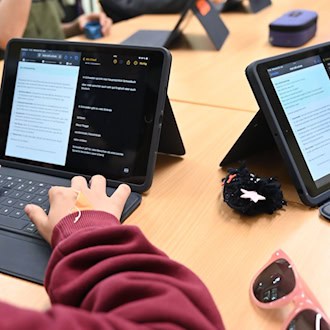 Neue Funktion: Lehrer können zukünftig über den Chatbot «Telli» Unterrichtsmaterialien und Vorlagen austauschen. (Symbolbild) / Foto: Carmen Jaspersen/dpa