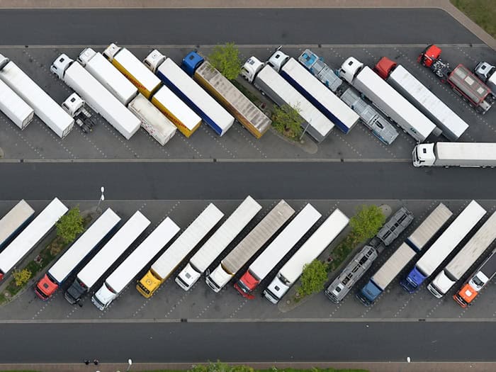 Der Landesverband Thüringer Verkehrsgewerbe fordert eine Verbesserung der Parkplatzsituation für Lastwagen. (Symbolbild) / Foto: Ralf Hirschberger/dpa-Zentralbild/dpa