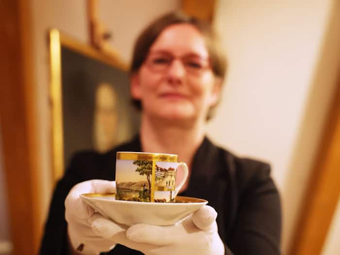 Diese Porzellan-Tasse gehört zu den untersuchten Kulturgütern.  / Foto: Bodo Schackow/dpa