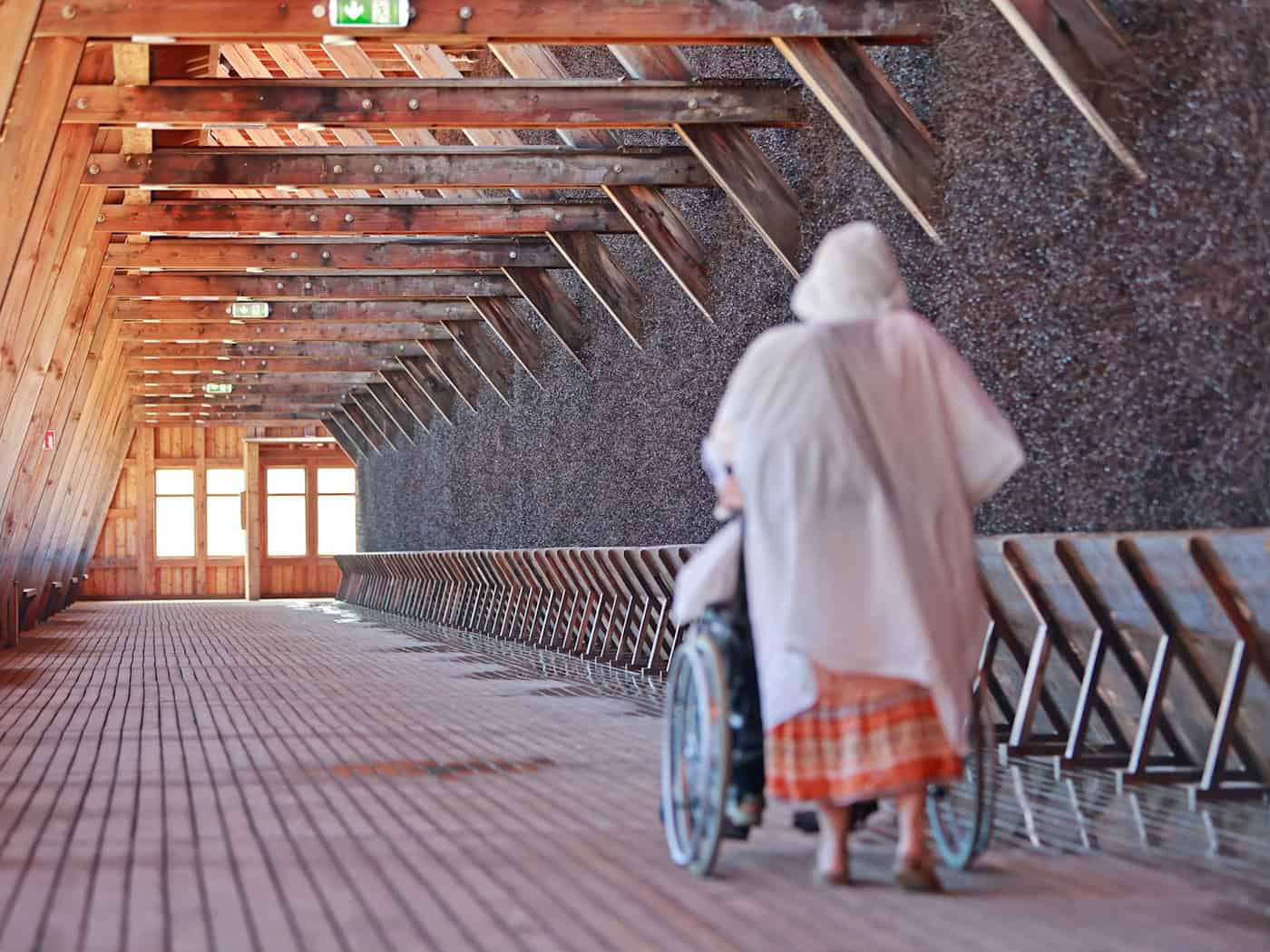 Kur- und Gesundheitsanlagen wie das Gradierwerk in Bad Salzungen sind auch für Einheimische eine Bereicherung. (Symbolbild) / Foto: Matthias Bein/dpa