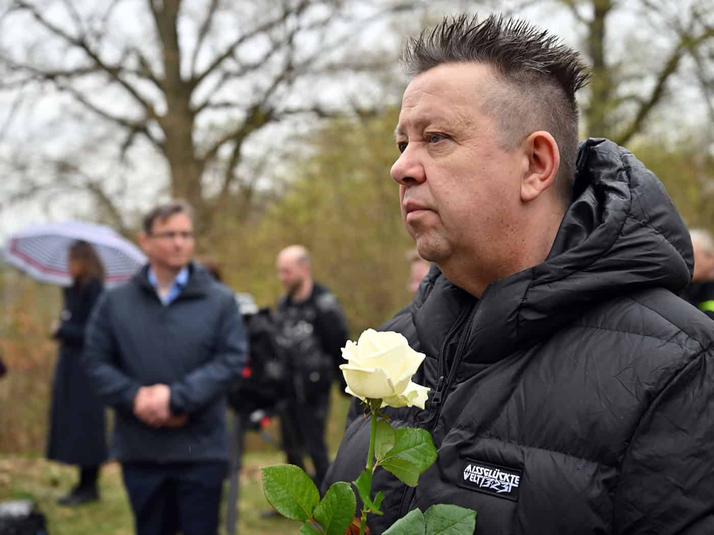 «Prinzen»-Sänger und Autor Sebastian Krumbiegel hielt die Gedenkrede zur Erinnerung an die Befreiung des KZ Mittelbau-Dora vor 81 Jahren. / Foto: Martin Schutt/dpa