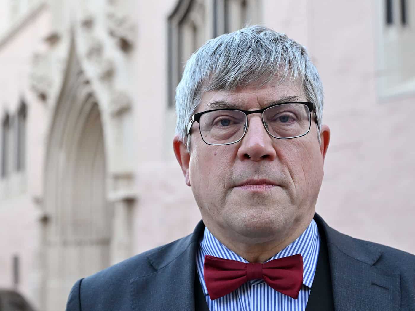 Die EKM mit Landesbischof Friedrich Kramer rechnet bis 2045 mit einem beschleunigten Mitgliederrückgang von jährlich rund 4,5 Prozent. (Archivbild) / Foto: Martin Schutt/dpa