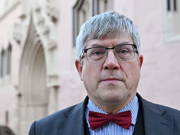 Die EKM mit Landesbischof Friedrich Kramer rechnet bis 2045 mit einem beschleunigten Mitgliederrückgang von jährlich rund 4,5 Prozent. (Archivbild) / Foto: Martin Schutt/dpa