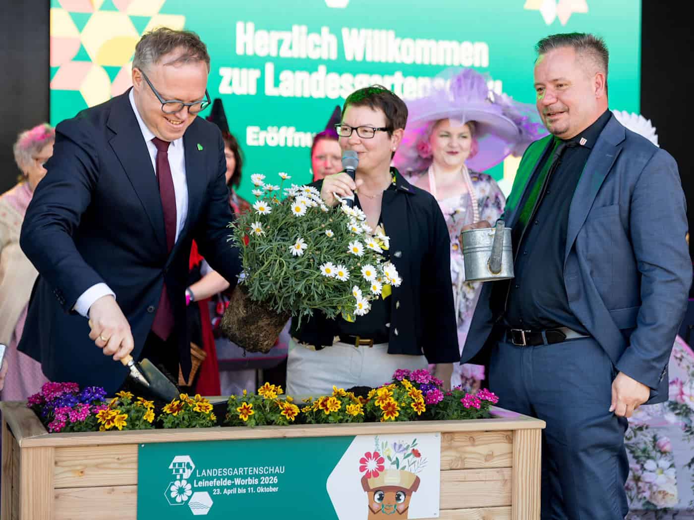 Thüringens Ministerpräsident Voigt (links) ist bei der Eröffnung der Landesgartenschau dabei.  / Foto: Michael Reichel/dpa