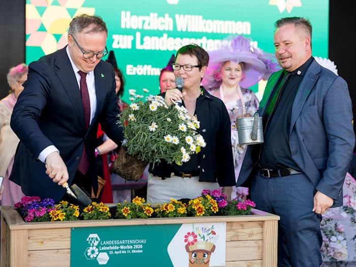 Thüringens Ministerpräsident Voigt (links) ist bei der Eröffnung der Landesgartenschau dabei.  / Foto: Michael Reichel/dpa