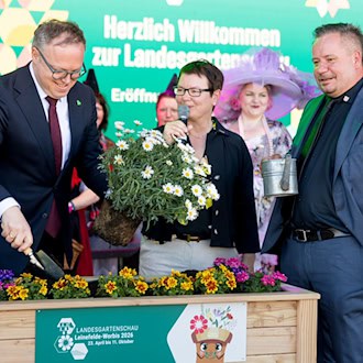 Thüringens Ministerpräsident Voigt (links) ist bei der Eröffnung der Landesgartenschau dabei.  / Foto: Michael Reichel/dpa