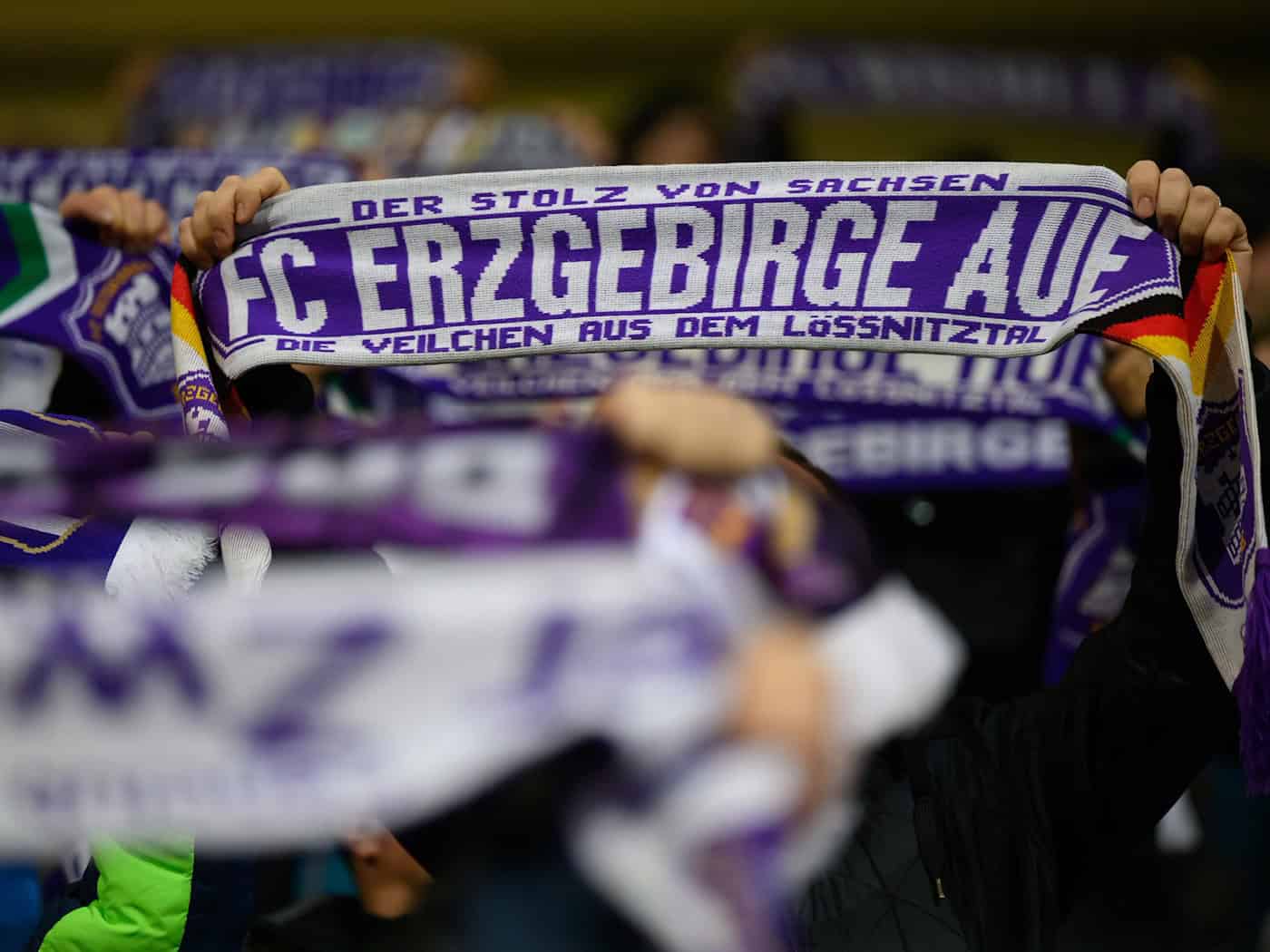 Nach 23 Jahren Profifußball muss der FC Erzgebirge Aue einen Neustart planen. (Archivbild) / Foto: Robert Michael/dpa
