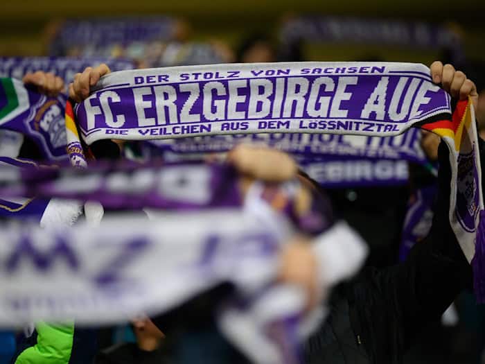 Nach 23 Jahren Profifußball muss der FC Erzgebirge Aue einen Neustart planen. (Archivbild) / Foto: Robert Michael/dpa