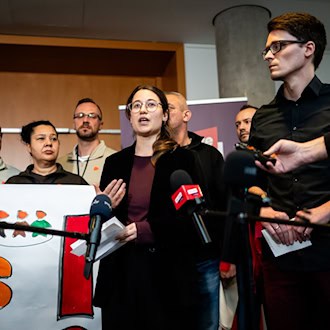 Die arbeitsmarktpolitische Sprecherin der Thüringer Linke-Fraktion Lena Saniye Güngör und der Linke-Fraktionschef Christian Schaft wollen am Mittwoch einen Gesetzentwurf zur Schaffung einer Arbeitskammer vorlegen. (Archivbild) / Foto: Jacob Schröter/dpa