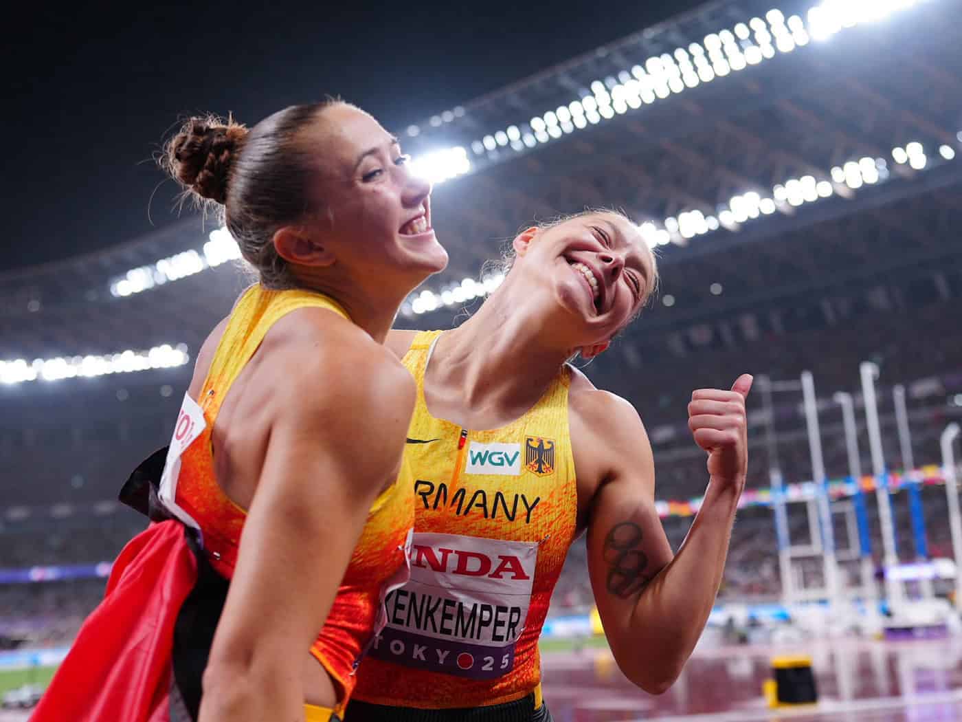 Die deutsche Frauenstaffel über 4 x 100 Meter freut sich über Bronze bei der WM in Tokio. Nun starten Rebekka Haase (links) und Gina Lückenkemper beim Meeting in Dresden. (Archivbild) / Foto: Michael Kappeler/dpa