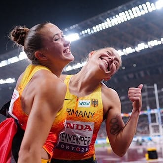 Die deutsche Frauenstaffel über 4 x 100 Meter freut sich über Bronze bei der WM in Tokio. Nun starten Rebekka Haase (links) und Gina Lückenkemper beim Meeting in Dresden. (Archivbild) / Foto: Michael Kappeler/dpa