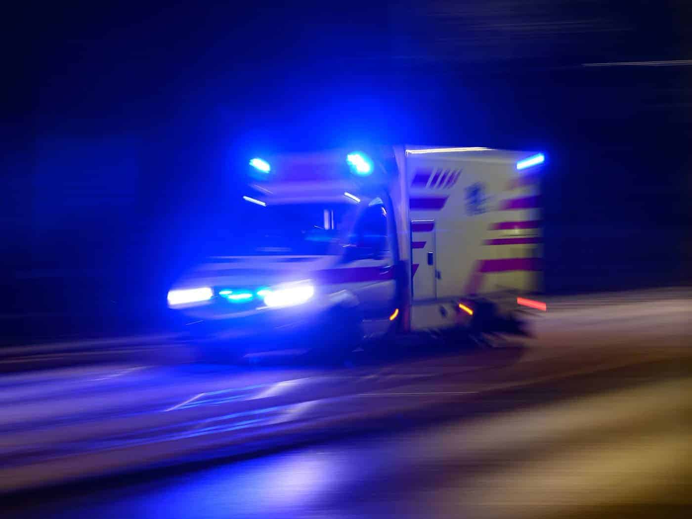 Rettungskräfte fanden in Bad Langensalza einen Mann mit schweren Verletzungen und brachten ihn in eine Klinik. (Symbolbild) / Foto: Robert Michael/dpa