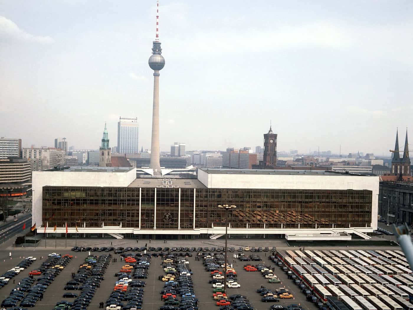 Der Palast der Republik in Ost-Berlin war von 1976 bis 1989 geöffnet. (Archivbild)  / Foto: dpa/dpa