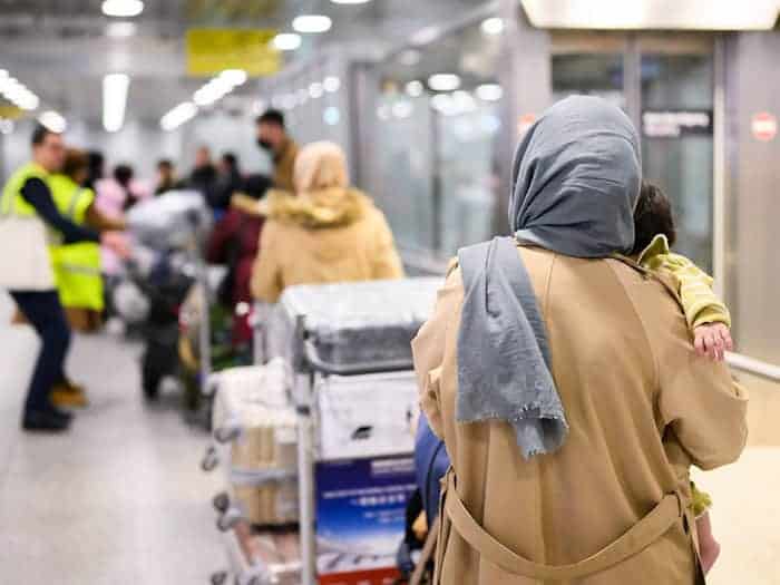 In Thüringen lebten Ende 2025 rund 187.990 Menschen aus dem Ausland. (Symbolbild) / Foto: Julian Stratenschulte/dpa