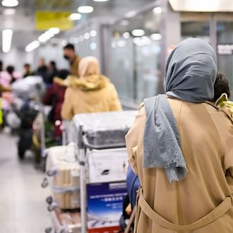 In Thüringen lebten Ende 2025 rund 187.990 Menschen aus dem Ausland. (Symbolbild) / Foto: Julian Stratenschulte/dpa