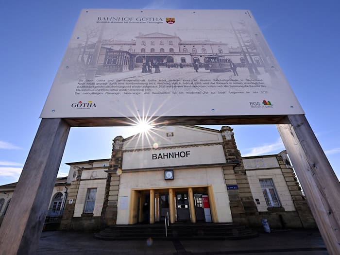 Förderbescheid über 13 Millionen Euro für Sanierung des Bahnhofs Gotha übergeben (Archivbild). / Foto: Martin Schutt/dpa