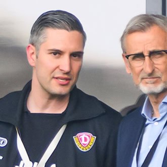 Stephan Zimmermann (l), Dynamos Geschäftsführer Finanzen, und Armin Schuster (CDU), Innenminister in Sachsen, verfolgen den Sieg gegen Bochum.  / Foto: Robert Michael/dpa