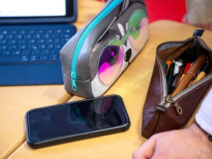 Thüringens Bildungsministerium fragt Schulen zur Umsetzung des Handyverbots ab