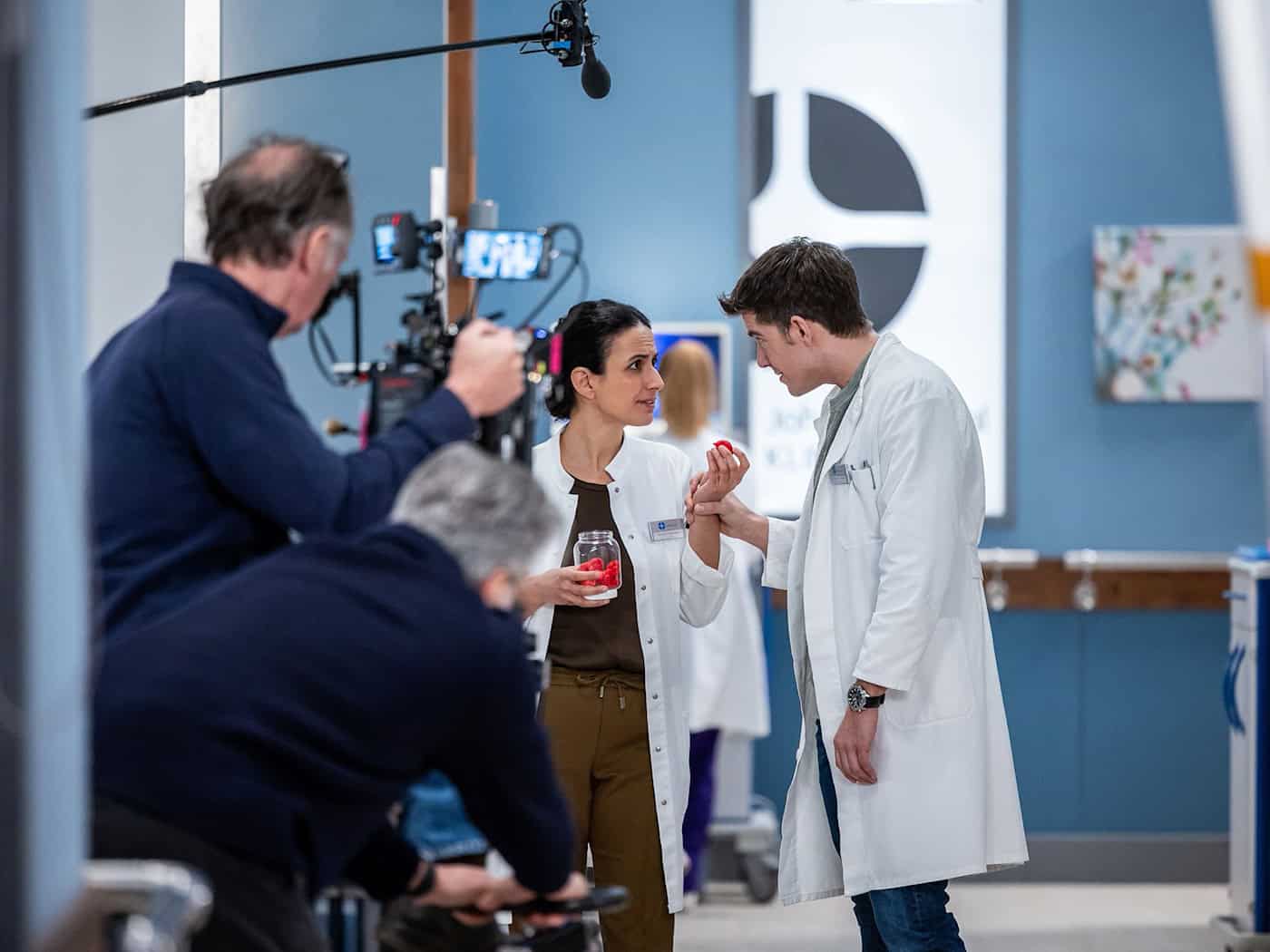 Die jungen Ärzte müssen Job und Familie vereinbaren. / Foto: Michael Kremer/ARD/dpa