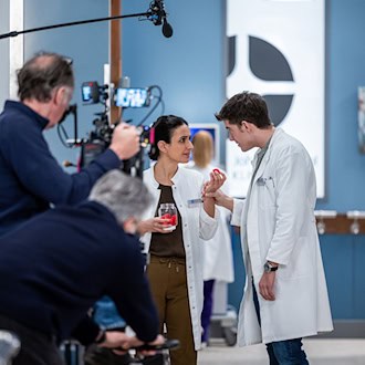 Die jungen Ärzte müssen Job und Familie vereinbaren. / Foto: Michael Kremer/ARD/dpa