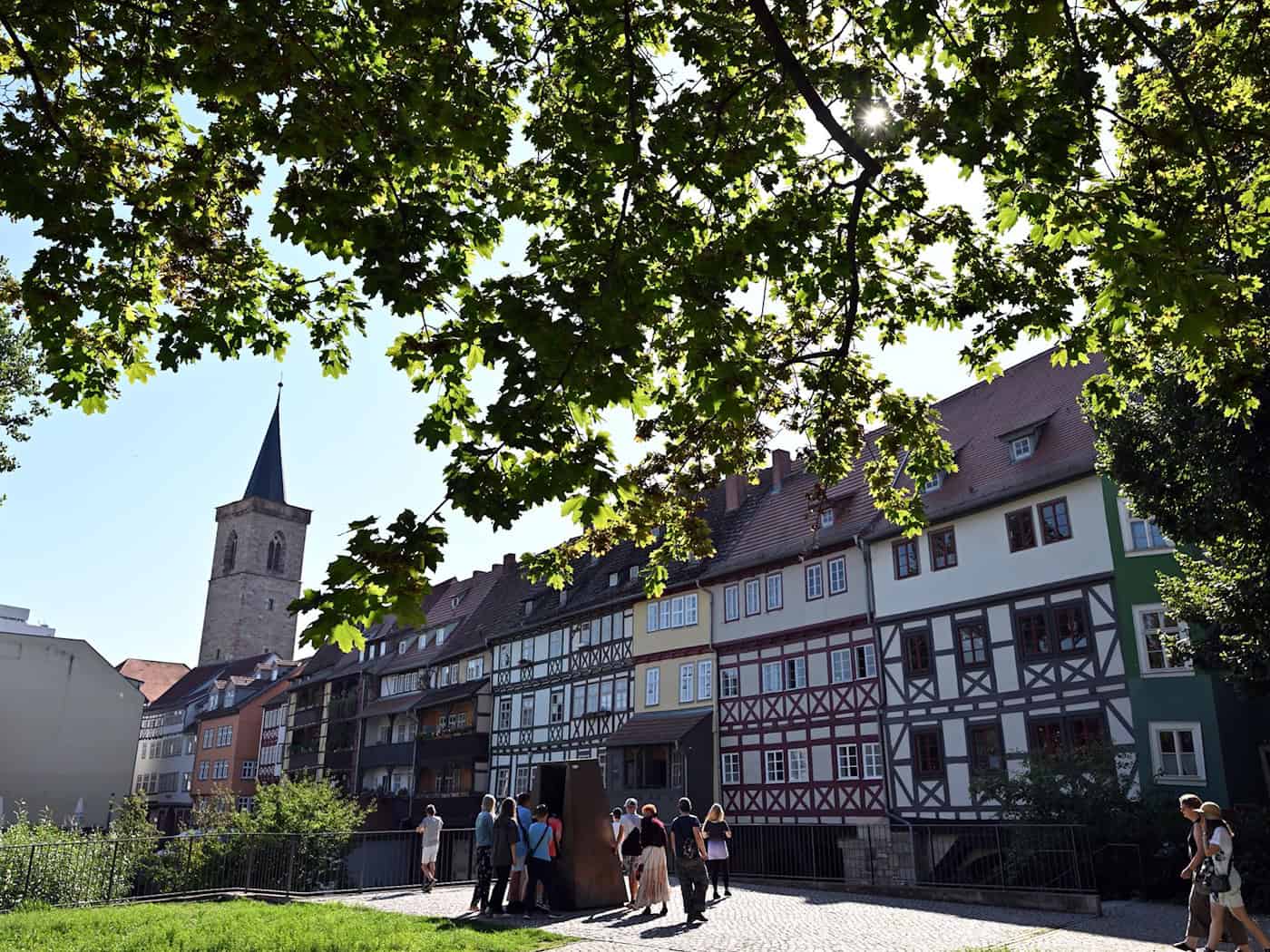Sechs Menschen, die Online mit ihren Inhalten präsent sind, reisen in einer neuen YouTube-Serie durch Thüringen und machen auch Station auf der Krämerbrücke in Erfurt. (Symbolbild) / Foto: Martin Schutt/dpa