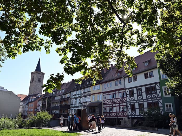 Sechs Menschen, die Online mit ihren Inhalten präsent sind, reisen in einer neuen YouTube-Serie durch Thüringen und machen auch Station auf der Krämerbrücke in Erfurt. (Symbolbild) / Foto: Martin Schutt/dpa