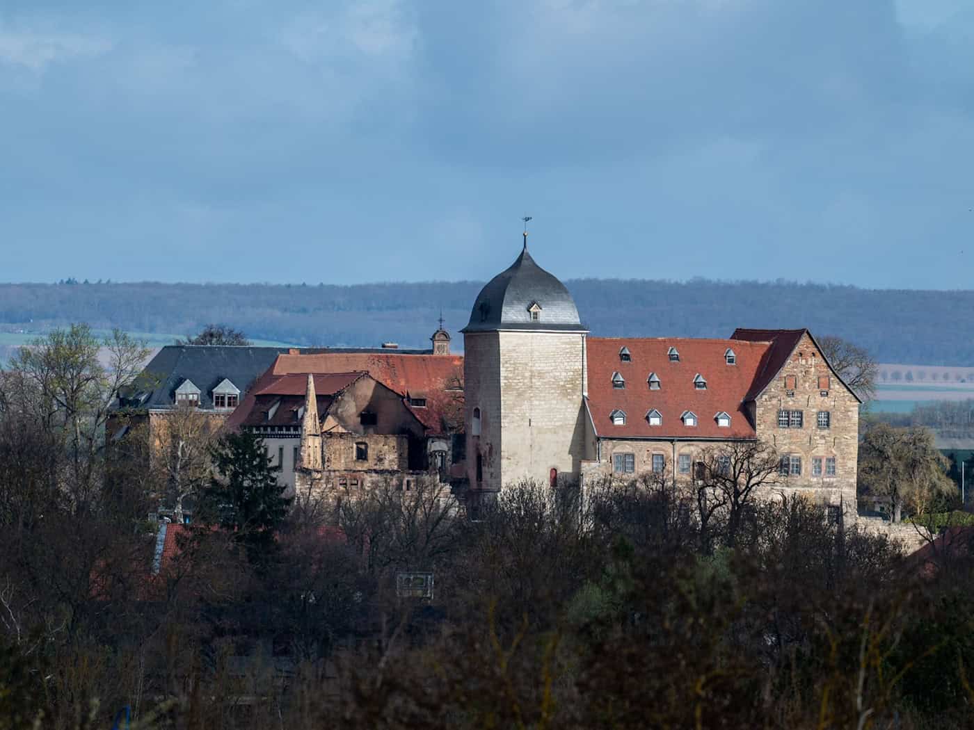 Nach dem Feuer besteht auf der Runneburg etwa die Gefahr, dass noch stehende Mauern des betroffenen Gebäudes einfallen; auch deshalb muss das ursprünglich dort geplante Burgfest in einen benachbarten Park umziehen. (Archivbild) / Foto: Jacob Schröter/dpa