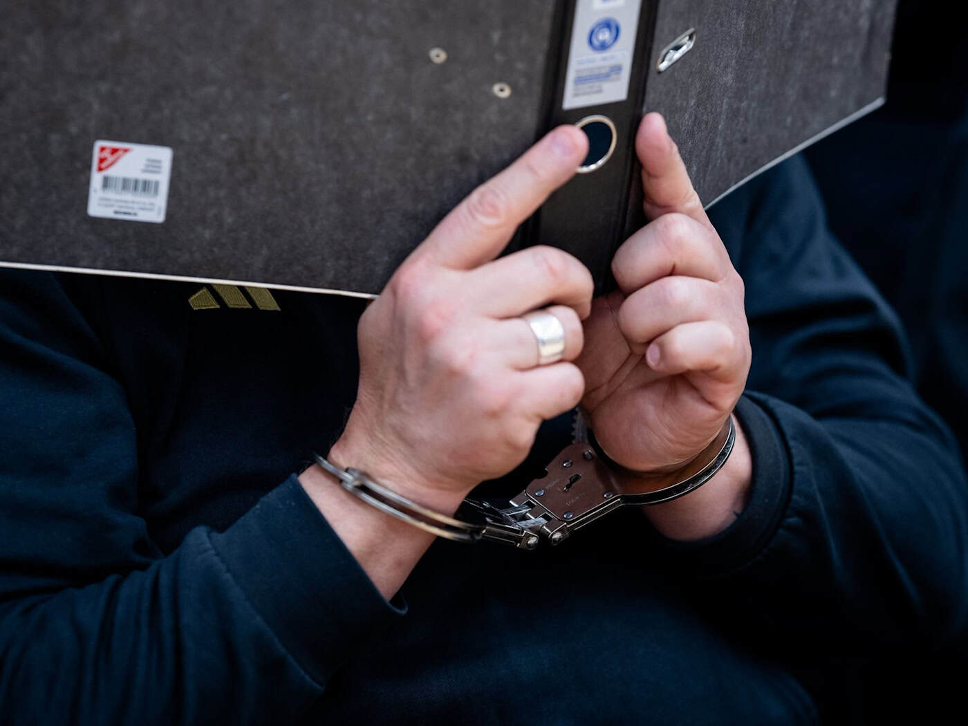 Einer der Angeklagten soll Mitglied der Mafia-Gruppierung 'Ndrangheta sein, der anderer soll ihn teils beim Drogenhandel unterstützt haben. (Archivbild) / Foto: Jacob Schröter/dpa