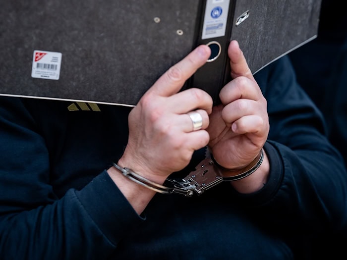 Einer der Angeklagten soll Mitglied der Mafia-Gruppierung 'Ndrangheta sein, der anderer soll ihn teils beim Drogenhandel unterstützt haben. (Archivbild) / Foto: Jacob Schröter/dpa