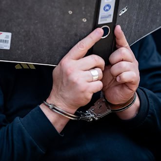 Einer der Angeklagten soll Mitglied der Mafia-Gruppierung 'Ndrangheta sein, der anderer soll ihn teils beim Drogenhandel unterstützt haben. (Archivbild) / Foto: Jacob Schröter/dpa