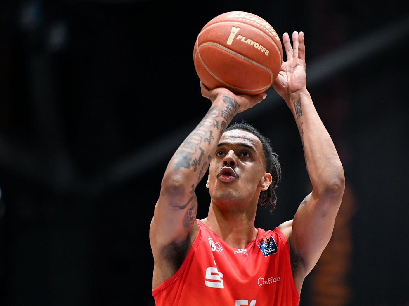 Kevin Yebo und die Basketballer der Niners Chemnitz feierten im Bundesliga-Heimspiel gegen Ulm einen wichtigen Sieg. (Archivbild) / Foto: Hendrik Schmidt/dpa