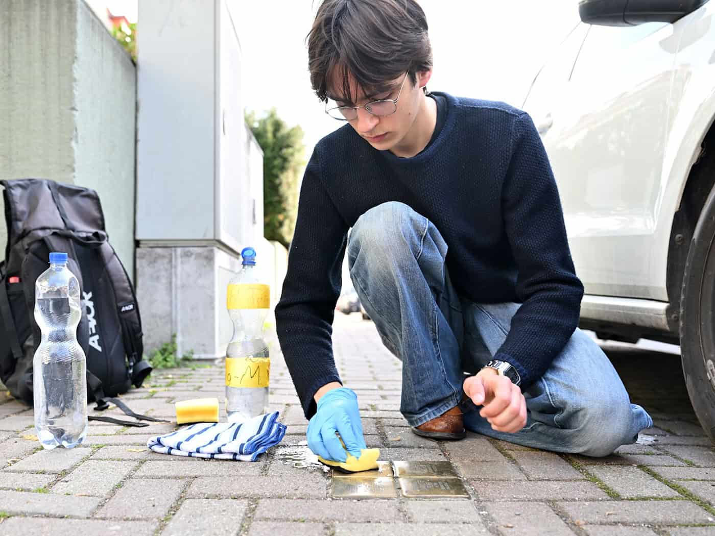 Häufig sind es junge Menschen, die ein FSJ oder FÖJ absolvieren, wie der 18-jährige Elija Schildheuer-Rowe im Erinnerungsort Topf & Söhne. / Foto: Martin Schutt/dpa
