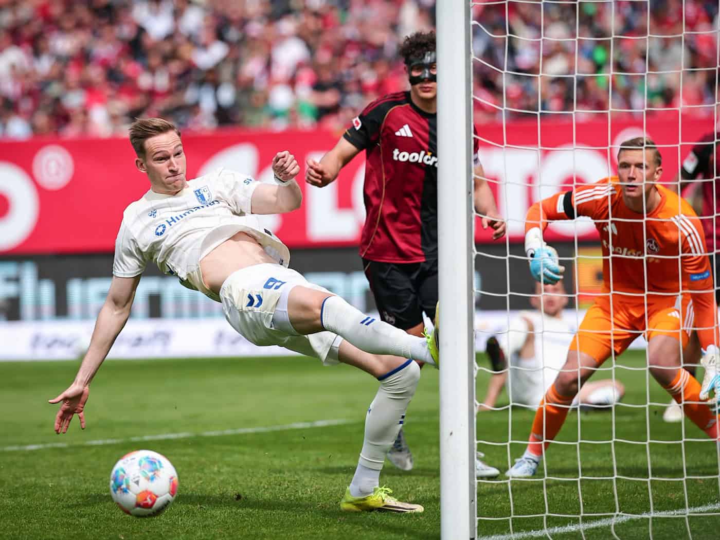 Maximilian Breunig (l) verpasste zweimal den Ball vor dem leeren Tor / Foto: Daniel Karmann/dpa