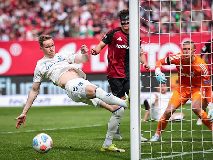 Maximilian Breunig (l) verpasste zweimal den Ball vor dem leeren Tor / Foto: Daniel Karmann/dpa