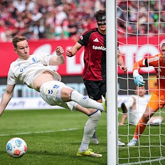 Maximilian Breunig (l) verpasste zweimal den Ball vor dem leeren Tor / Foto: Daniel Karmann/dpa