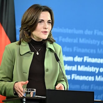 Elisabeth Kaiser (SPD), Beauftragte der Bundesregierung für Ostdeutschland, sieht die Streichung der Förderung von rund 200 Demokratieprojekten kritisch. (Archivbild)  / Foto: Lilli Förter/dpa