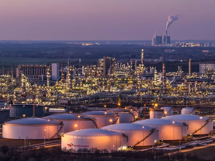 Mit dem Chemie- und Raffineriepakt fordern die Beteiligten bessere Energiepreise, schnellere Genehmigungen und mehr Unterstützung für die angeschlagene Branche. (Archivbild)  / Foto: Jan Woitas/dpa